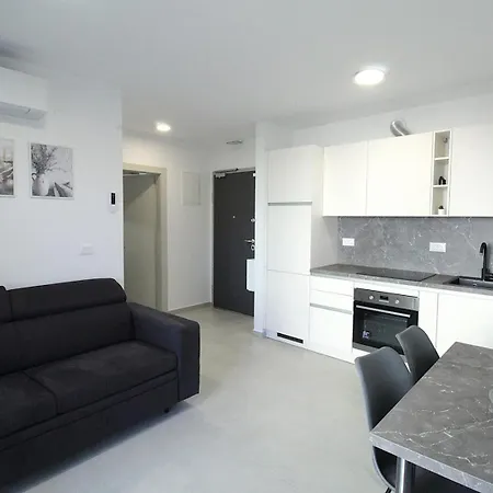 Frank 3* זמברטיה