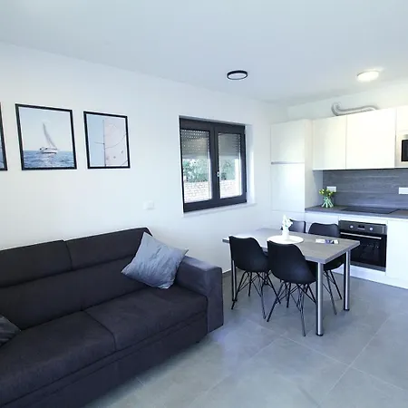 Frank בית הארחה